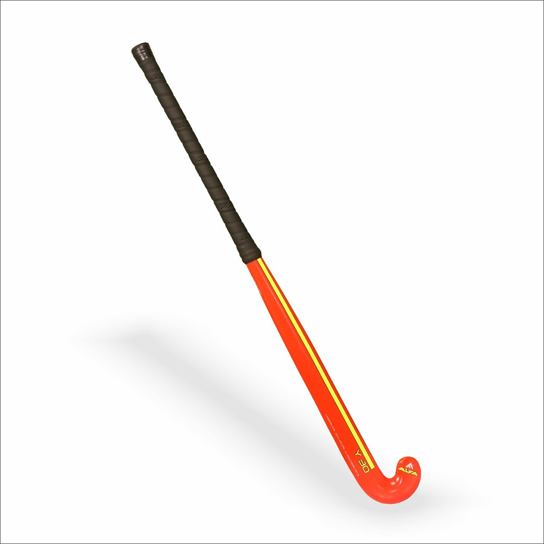 ALFA Y-30 Hockeyschläger | 10 % Carbon | Leicht und strapazierfähig | Extra niedrige Wölbung | Ergonomischer Griff | Für alle Spielstärken | Ideal für Präzision und Kontrolle | Farbe: Rot | Größe: 32 Zoll