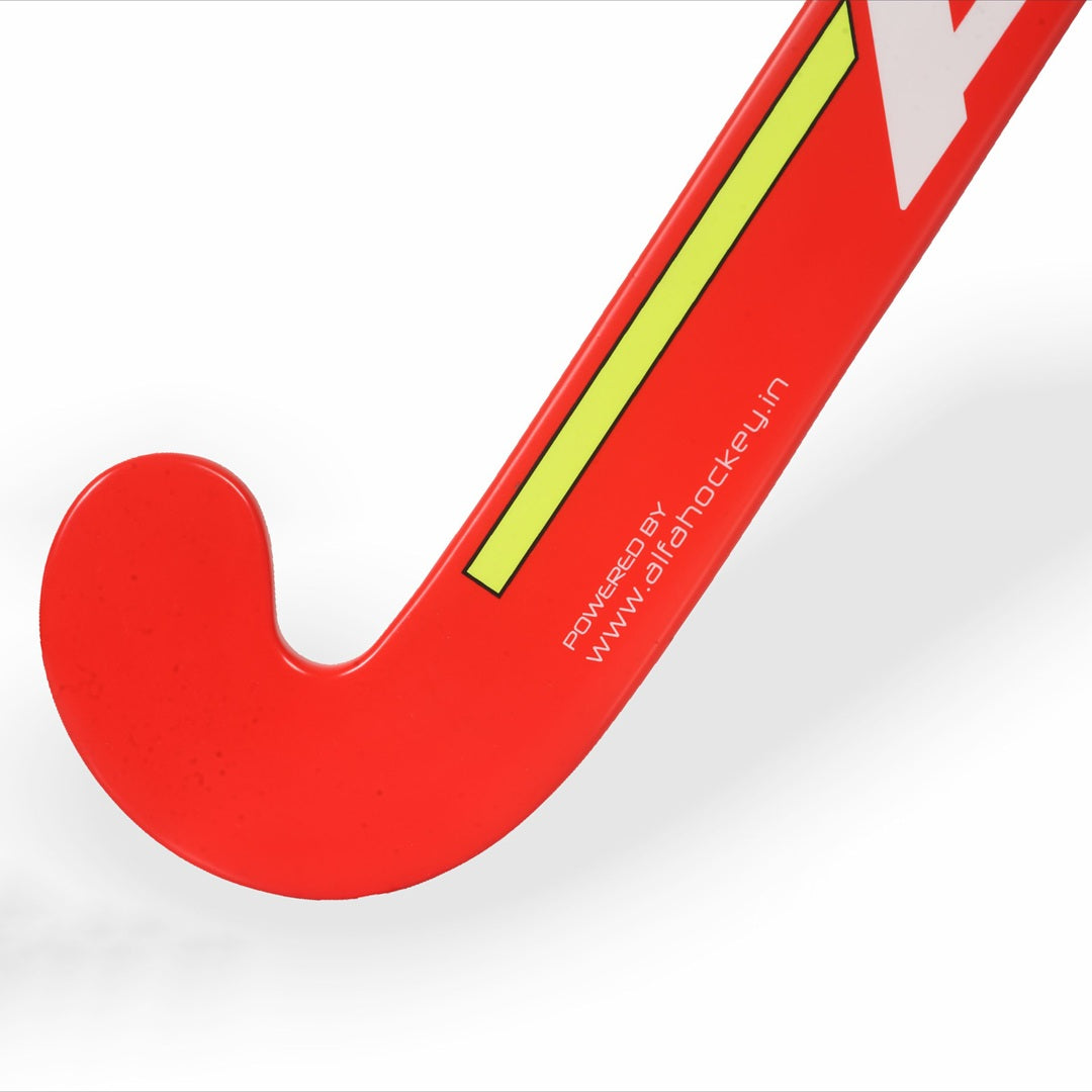 ALFA Y-30 Hockeyschläger | 10 % Carbon | Leicht und strapazierfähig | Extra niedrige Wölbung | Ergonomischer Griff | Für alle Spielstärken | Ideal für Präzision und Kontrolle | Farbe: Rot | Größe: 32 Zoll