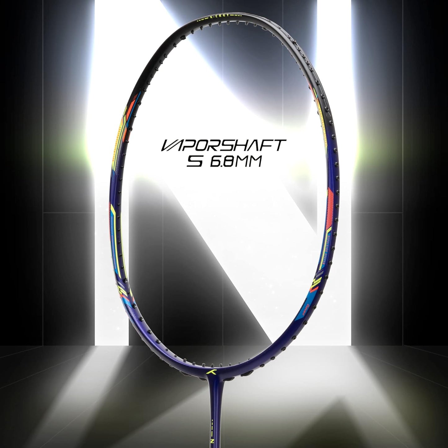 Hundred N-ERGY 80 Badmintonschläger mit Carbonfaserüberzug und kompletter Schlägerhülle | Für fortgeschrittene Spieler | 80 g | Maximale Saitenspannung: 32 lbs