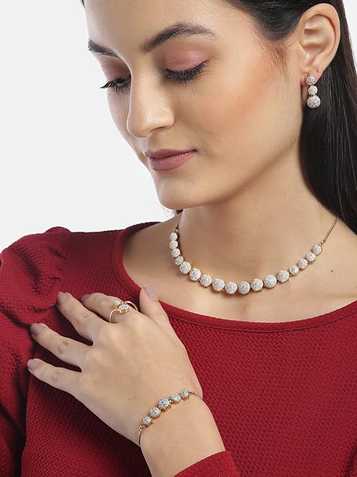 YouBella Crystal Stylish Necklace Jewellery Set | Mit Ohrringen, Ring und Armband | Gold Plated | Material: Messing | Modischer Kunstschmuck | Für Frauen & Mädchen | Langlebige Ausführung