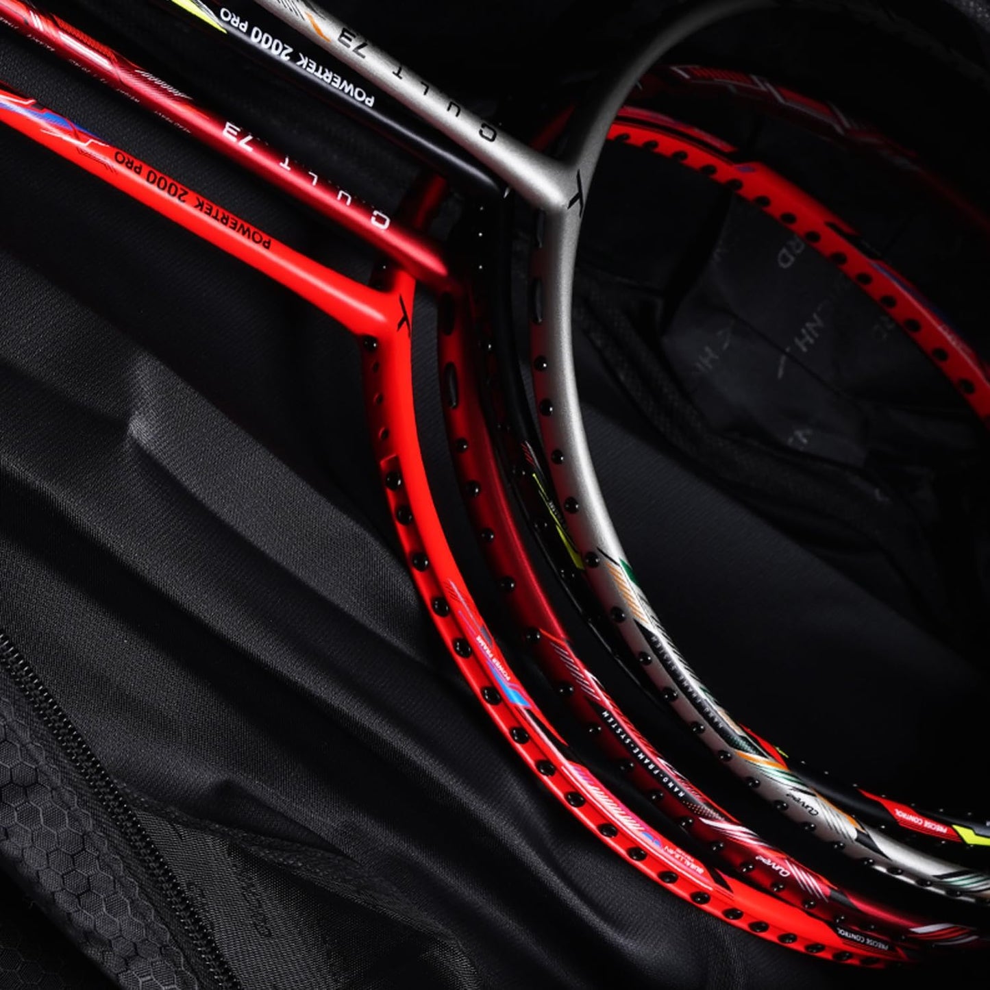 Hundert ideal Badminton- und Tennisschlägertasche | Material: Polyester | 2 Fächer mit Seitentasche | Einfacher Tragegriff | Gepolsterte Rückengurte | Reißverschlusstasche vorne