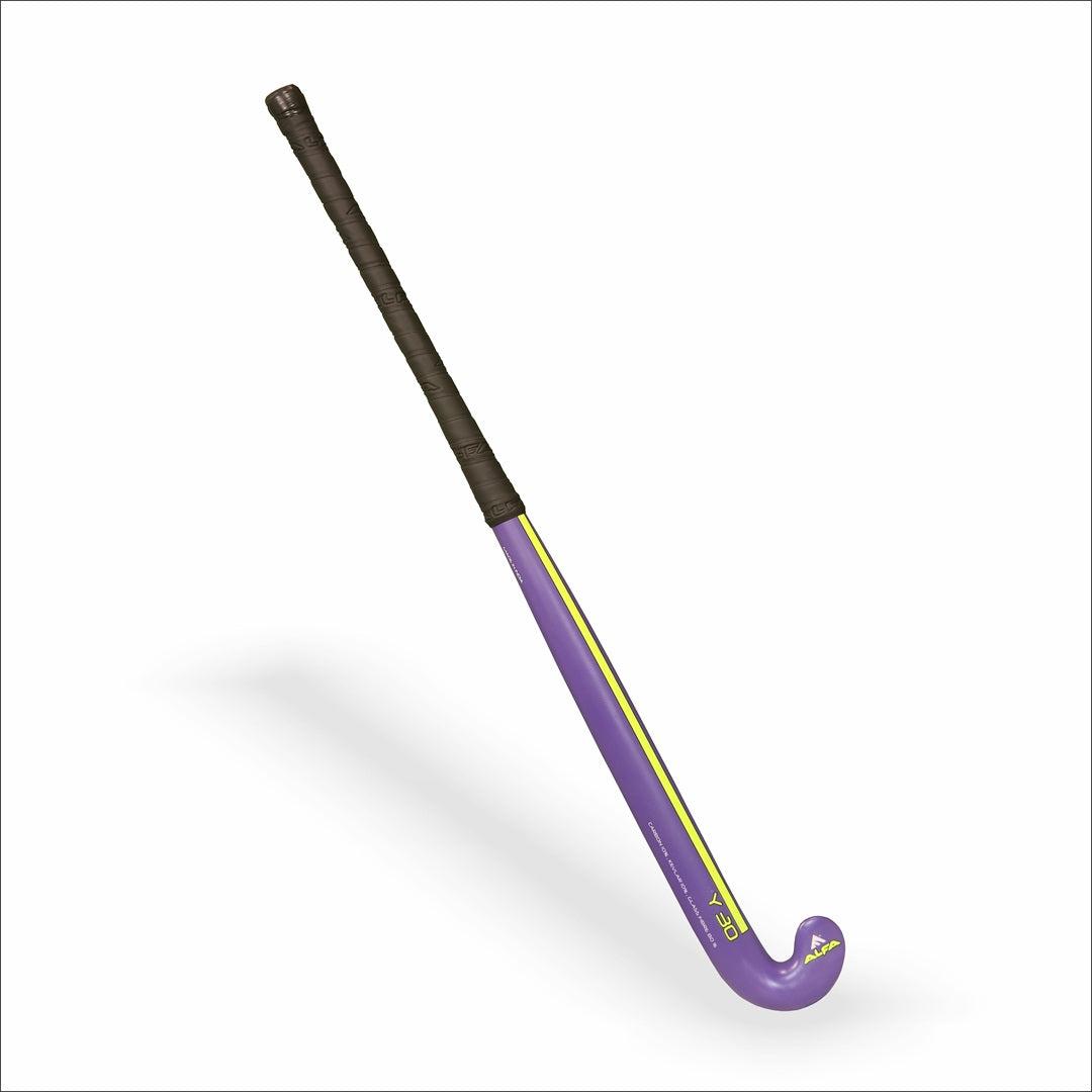 ALFA Y-30 Hockeyschläger | 10 % Carbon | Leicht und strapazierfähig | Extra niedrige Wölbung | Ergonomischer Griff | Für alle Spielstärken | Ideal für Präzision und Kontrolle | Farbe: Rot | Größe: 28 Zoll