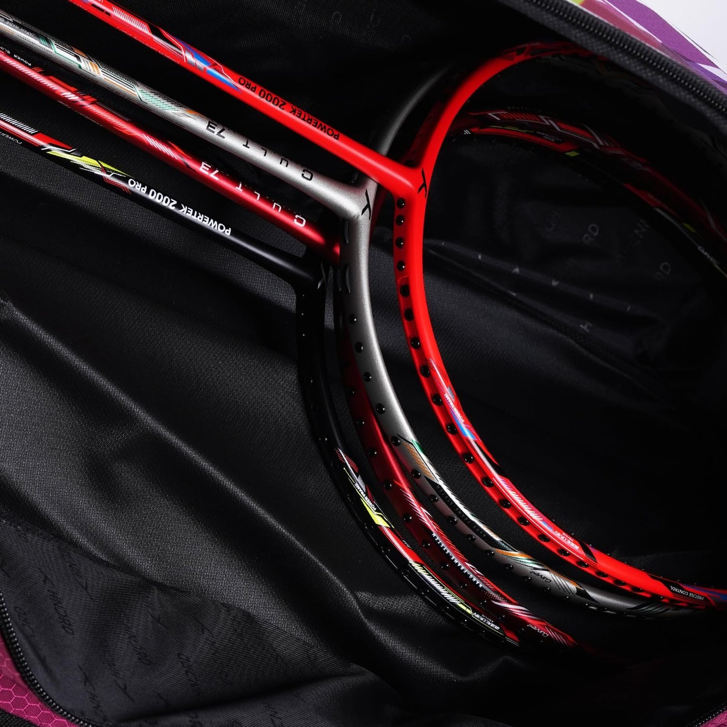 Hundert ideal Badminton- und Tennisschlägertasche | Material: Polyester | 2 Fächer mit Seitentasche | Einfacher Tragegriff | Gepolsterte Rückengurte | Reißverschlusstasche vorne