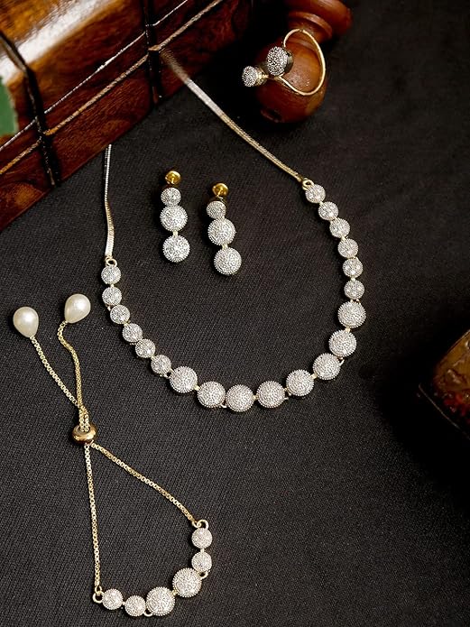 YouBella Crystal Stylish Necklace Jewellery Set | Mit Ohrringen, Ring und Armband | Gold Plated | Material: Messing | Modischer Kunstschmuck | Für Frauen & Mädchen | Langlebige Ausführung
