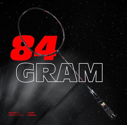 HUNDRED POWERTEK 900 Badmintonschläger mit Hülle (SCHWARZ/ROT, Größe: Standard, Griffgröße: 3 1/4 Zoll ) | Powertek 900 Serie | Besaitung | Material: Full Graphite | Für Fortgeschrittene Spieler | Gewicht: 84 Gramm | Maximale Saitenspannung - 26lbs