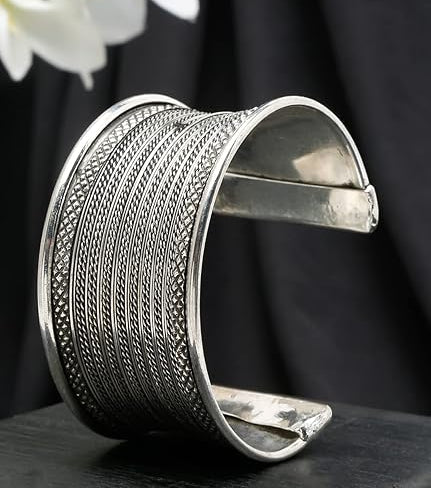 YouBella Style 2 Oxidiertes Silber Manschettenarmband | Material: Messing | Einstellbar | Modischer Modeschmuck | Für Frauen & Mädchen | Langlebiges Design | Geeignet für alle Anlässe
